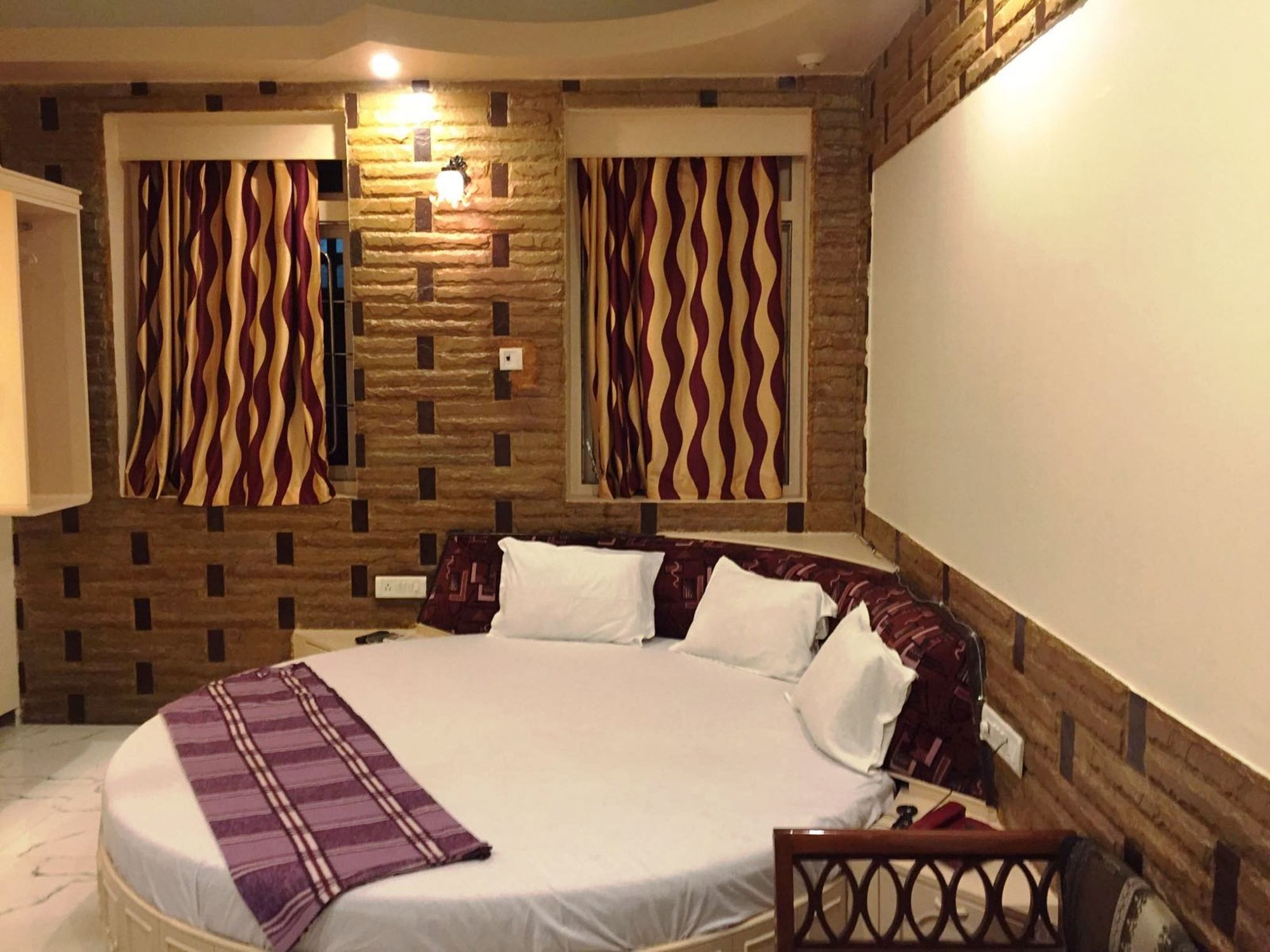 Hotel Blue Bird Colaba Mandve Екстериор снимка